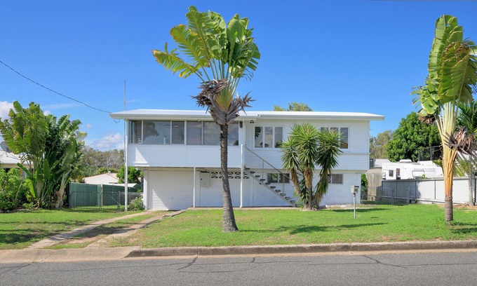 West Gladstone House | Fully renovated home, close to parks, river & beach