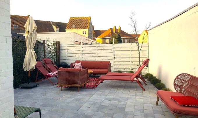 Heist House | Fully renovated vacation home, 10bed. 650m from Seawall. NOT a group of young people!