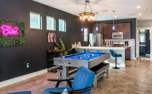 Govalle House | Fun 4BR Near Downtown with Games & Firepit