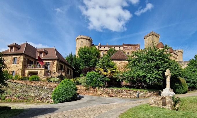 Prudhomat Cottage | Gîte "AU PIED DU CHATEAU" in Castelnau, near Padirac, Rocamadour, Autoire.