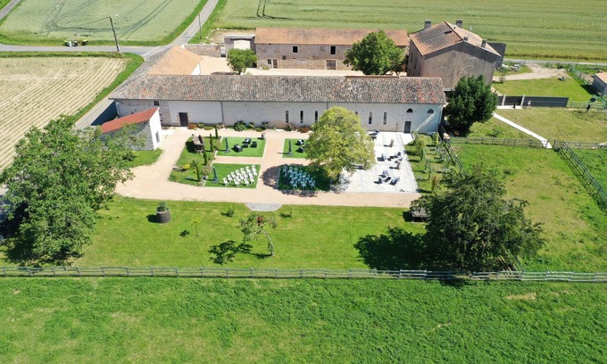Montbellet House | Gîte & chambres d'hôtes - 24 pers, 8 chbres, 6 SDB - Charming, peaceful estate