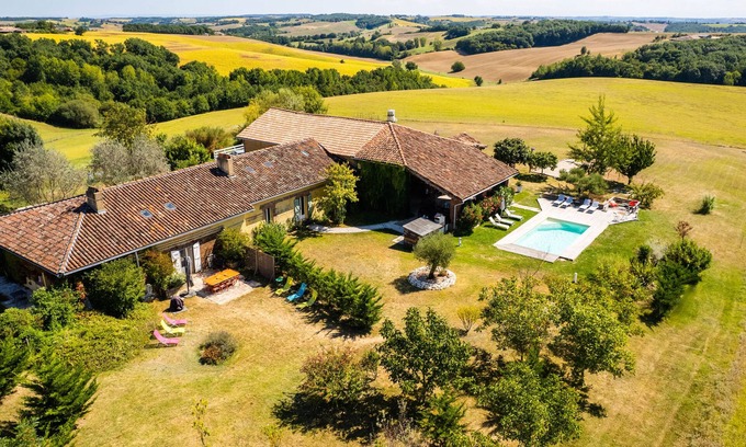 Beauvais-sur-Tescou Cottage | Gîte de Charme Avec vue et Piscine