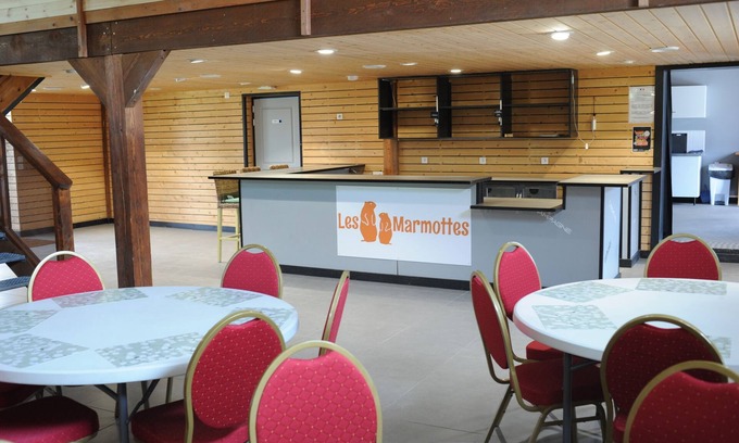 Aunay-sous-Auneau Cottage | Gîte de groupe décor de chalets bois Les Marmottes