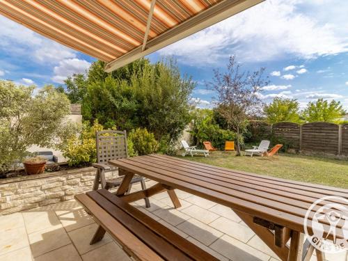 Maulevrier House | Gîte familial proche Parc Oriental et Puy du Fou, jardin clos, commerces accessibles à pied - FR-1-622-66