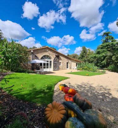 Saint-Mars-la-Reorthe House | Gîte Le Puy Martineau piscine privée intérieure chauffée terrain arboré à 10 min du Puy du Fo
