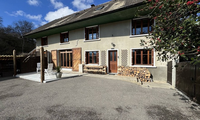 Vaulx House | Gîte " Les Sources" Maison de Campagne 20mins D'annecy