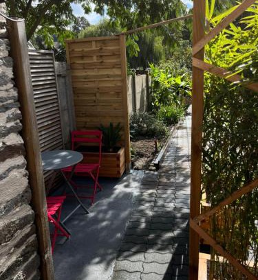 Josselin House | Gîte maisonnette- Et à côté coule une rivière