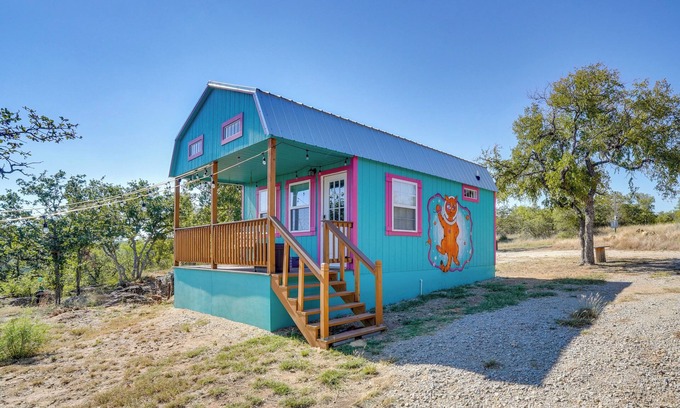 Brownwood Cabin | 'Galactikitty' - Quirky Cabin Near Lake Brownwood!