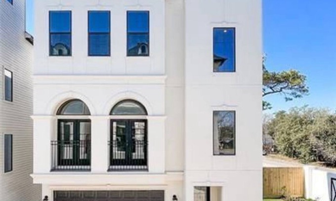 Woodlake - Briar Meadow House | Galleria Luxury 3BR 4 Story Townhome; Rooftop Balcony + 2-Car Private Garage