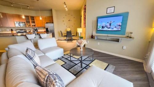 Uptown Apartment | Galleria Luxury Stay Pool Gym Stunning Views