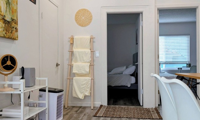 South Berkeley Apartment | Gallery Look Cozy 2-bedroom apartment in charming Berkeley