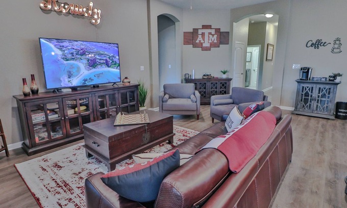 College Station House | Gameday or weekend getaway. Approx 6 miles from Kyle Field & Tx. A&M University