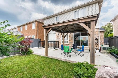 Brampton Apartment | Garden 2 BR Apt - Free Parking Wifi Laundry Workstation