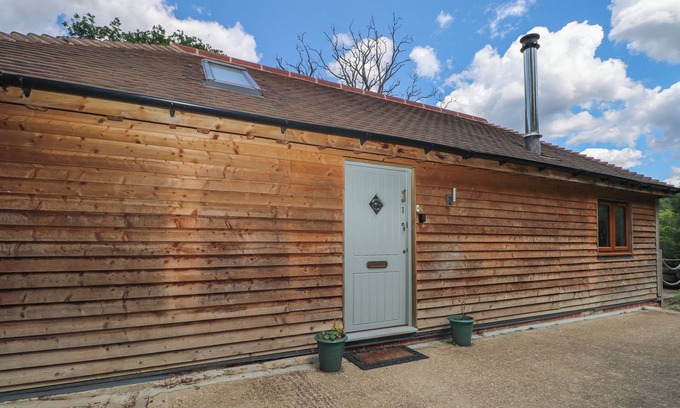 Farnham Cottage | GARDEN COTTAGE, pet friendly, character holiday cottage in Farnham