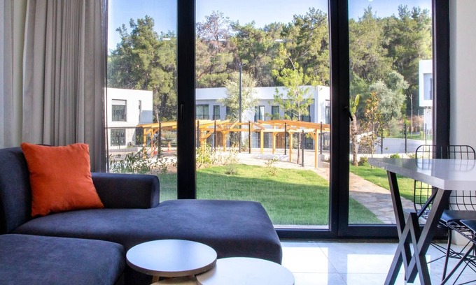 Milas Apartment | Garden Floor Flat w Garden 1 min to Beach in Milas