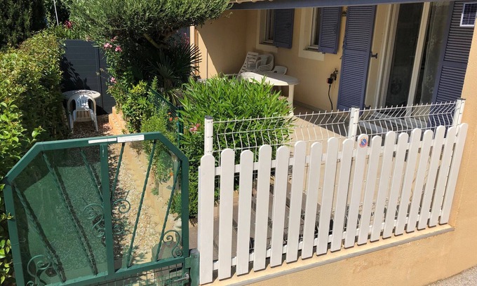 Miramar Apartment | GARDEN-LEVEL APARTMENT WITH LARGE TILED TERRACE AND SMALL GARDEN