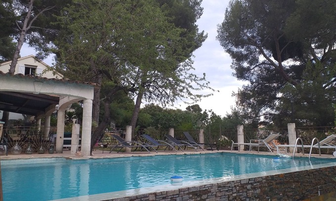 La Seyne-sur-Mer Villa | Garden level in villa with swimming pool