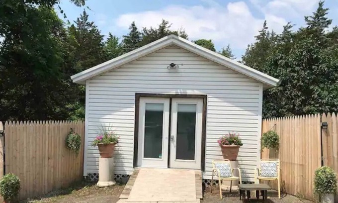 Hudson Cottage | Gardner Cottage with private patio