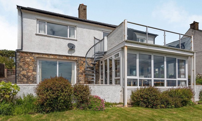 Mynytho Cottage | GARNA, pet friendly, character holiday cottage in Llanbedrog