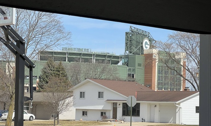 Ashwaubenon House | GB Packer 5 star home ⭐️⭐️⭐️⭐️⭐️ 1 block from Lambeau Field