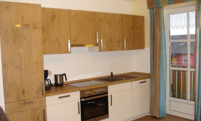 Bad Steben Apartment | Gemütliche 70qm Ferienwohnung mit Balkon, Naturholzmöbelausstattung