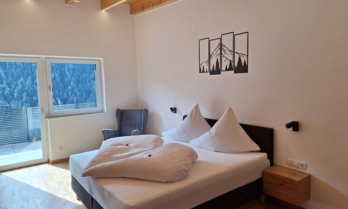 Landeck Apartment | Gemütliche Ferienwohnung im Bergwaerts.tirol - Apart Gipfelblick