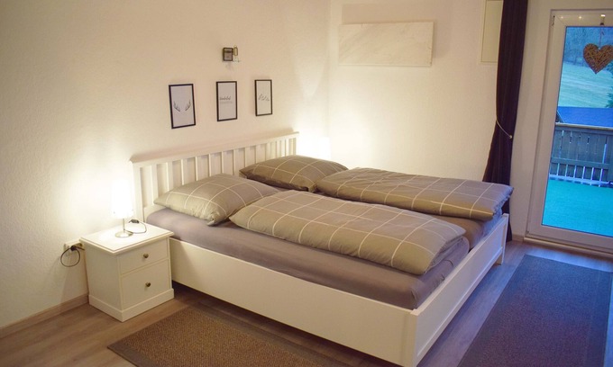 Lichtenberg Apartment | Gemütliches 32qm Ferienapartment mit Dachterrasse und überdachtem Balkon; kostenfreies Parken und WLAN