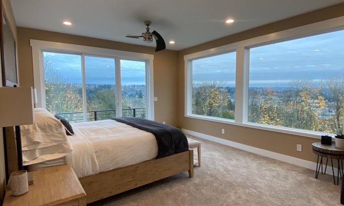 Des Moines House | Gem on the North Hill with Breathtaking rooftop views & Jacuzzi