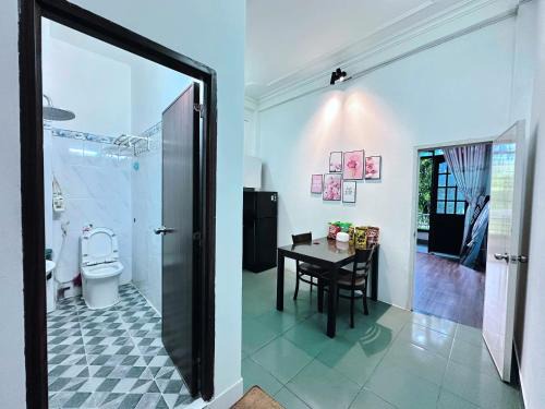 Ho Chi Minh City House | Gem's House 1- Balcony with Riverside View