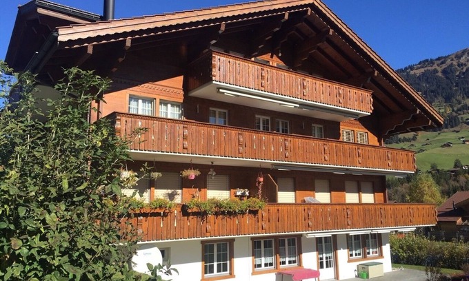 Lenk Apartment | Generous apartment with breathtaking view, centrally located, with elevator