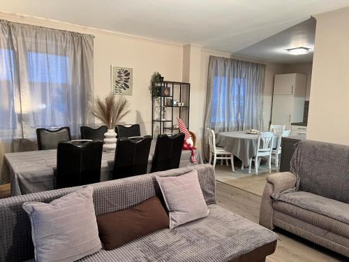 Juebek House | Geräumiges Haus mit viel Platz, Garten und den Parkplätzen