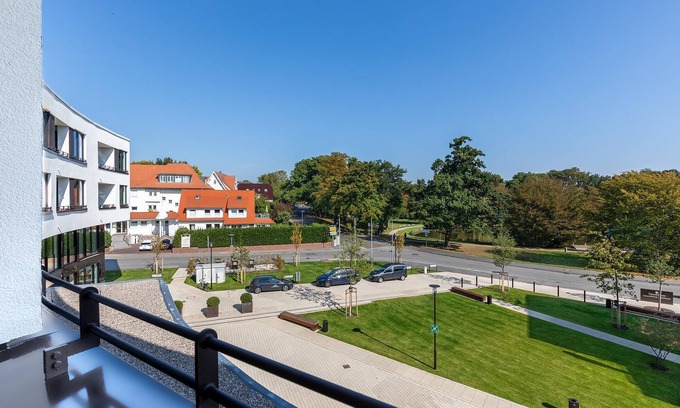 Alt-Travemunde/Ronnau Apartment | Geschmackvolles Ferienapartment mit Loggia und Blick in den Park in Ostseenähe