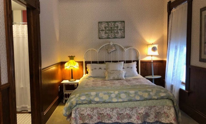 Rush City Hotel | GH1 · #1 Grant House-Moniqe's Suite: Tearose Eveningsong