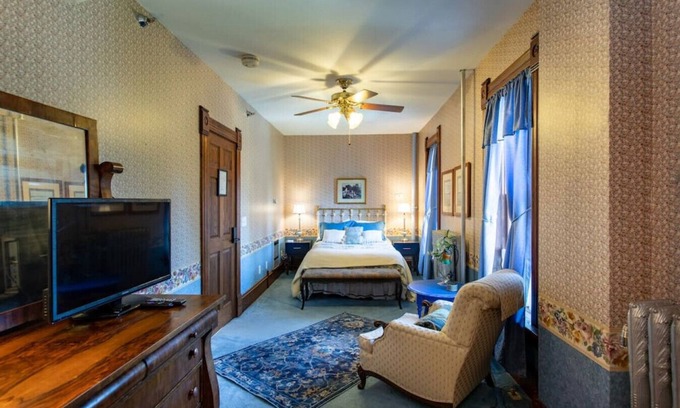 Rush City Hotel | GH3 · #3 Grant House-The Ducat Suite: Avalon in Lavender