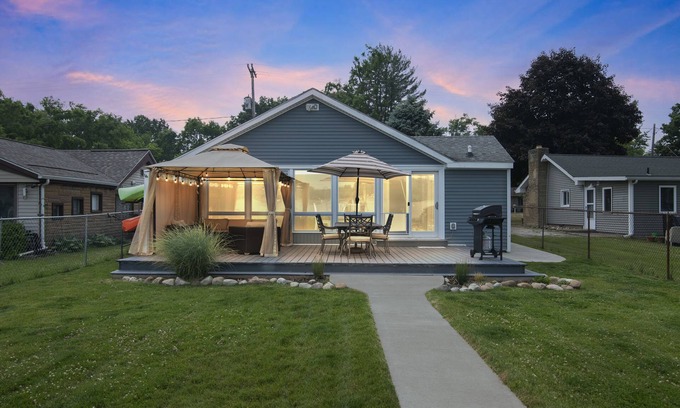 Jackson Cottage | Gilletts Lake Getaway: Central Heating, Comfort & City Adventures Await