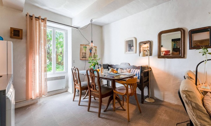 Crestet House | Gîte 37 - The Blue Flower at the Foot of Mont Ventoux