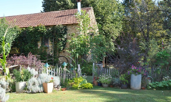 Tremolat House | Gite 4 pers. Dordogne surrounded by trees and close to a traditional inn