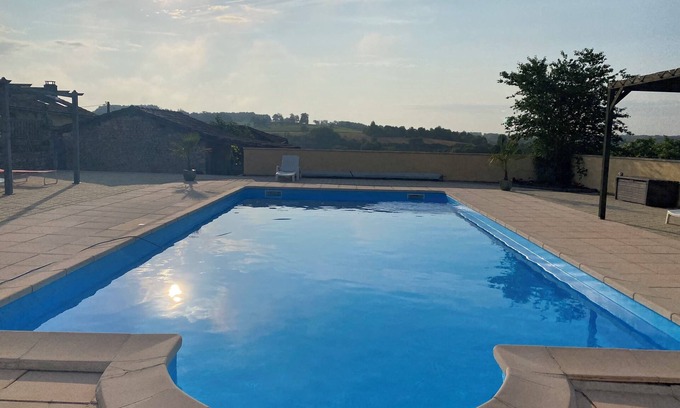 Chatenet Cottage | Gîte Blanc 4★ : Peaceful rural haven with lovely country views 🌿🏡