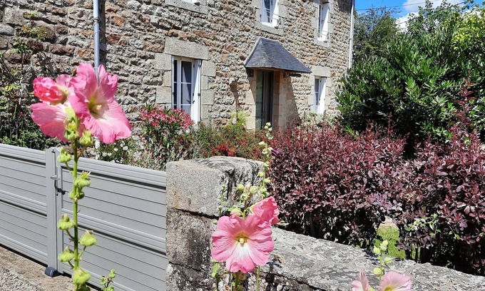 Plouasne Cottage | Gite des PROM'NOUS,independent in BRITTANY, enclosed garden, countryside, lake Néal.SPA