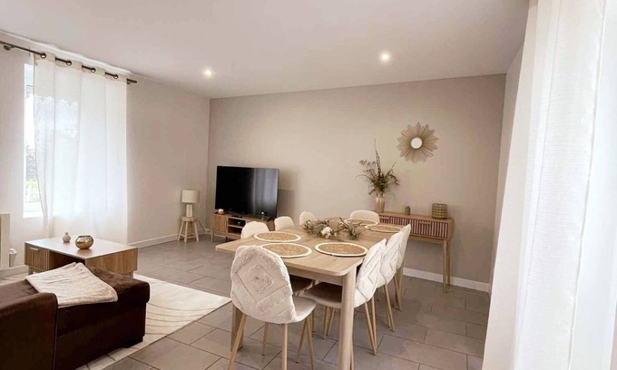 Troarn Cottage | Gîte-Family-Ensuite with Bath-Garden view