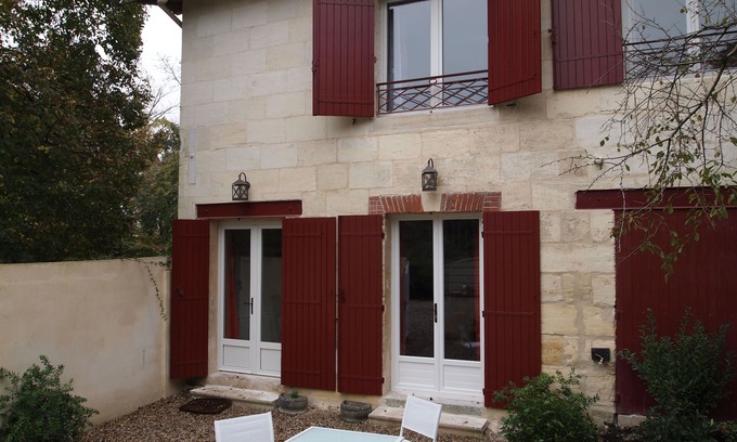 Floirac House | Gite Fonteneau. Parc de la Burthe nearby, 80 hectares of woods and meadows.