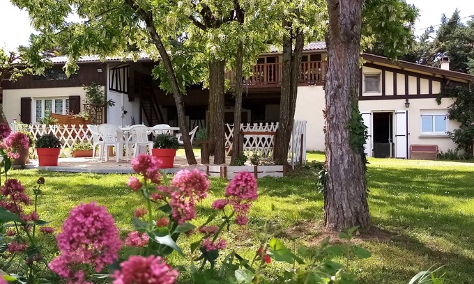 Puydarrieux House | Gite Grand Jardin Large cottage nature lake