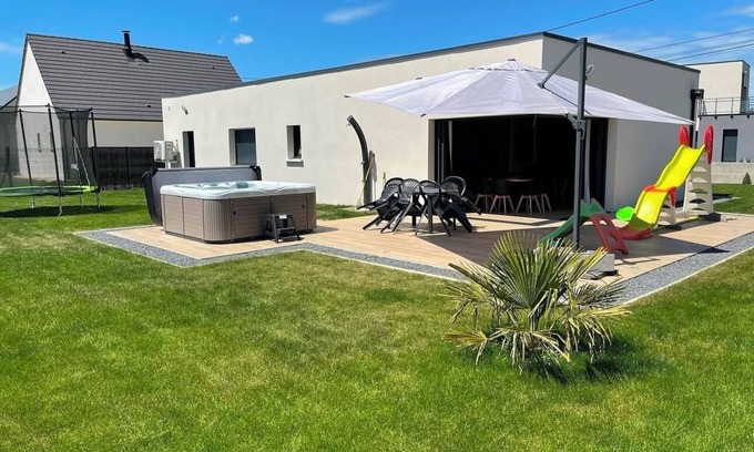 Chaumont-sur-Loire Villa | Gîte Luna villa 6 persons with jacuzzi, children's playground and petanque area