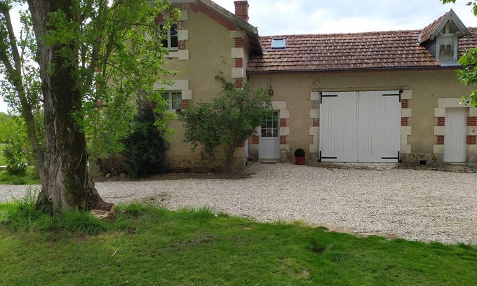 Velles House | GITE on a 2-hectare estate with tennis court and private pool