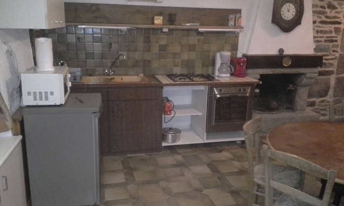 Glomel House | Gîte St Germain sleeps 5, 3 mins from the lake fishing/pedalos, pets welcome!