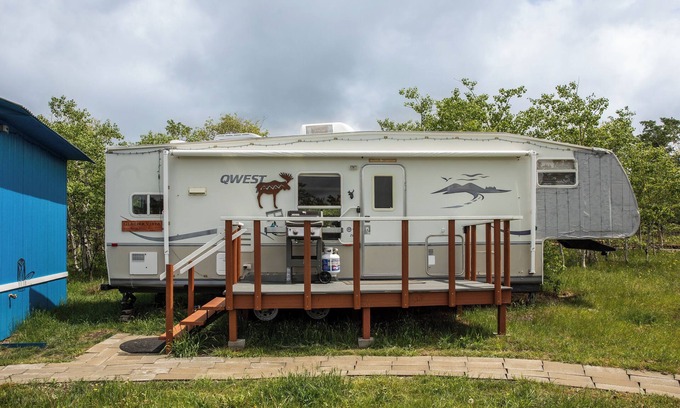 Babb House | Glacier Vista - 30’ Glamping Trailer near Glacier Park. Paradise in the forest.