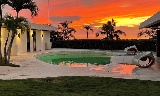 Honolulu House | Glam Mid Century Modern 4-bedroom oceanfront estate in wonderful Honolulu