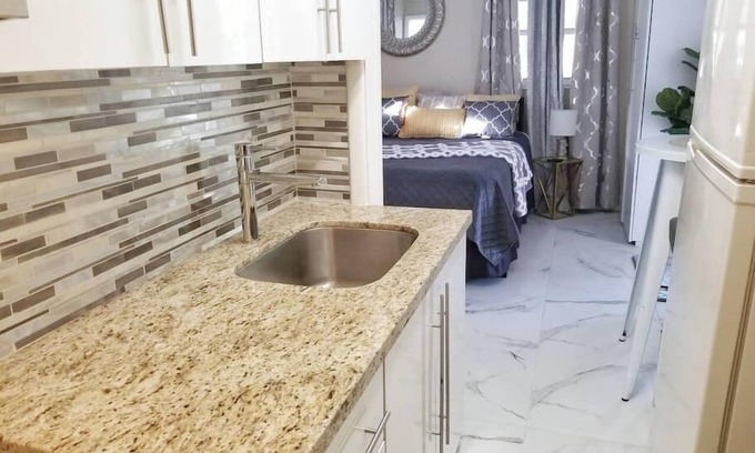 Little Ranches House | Glam Private Studio 4 Miles from Beach