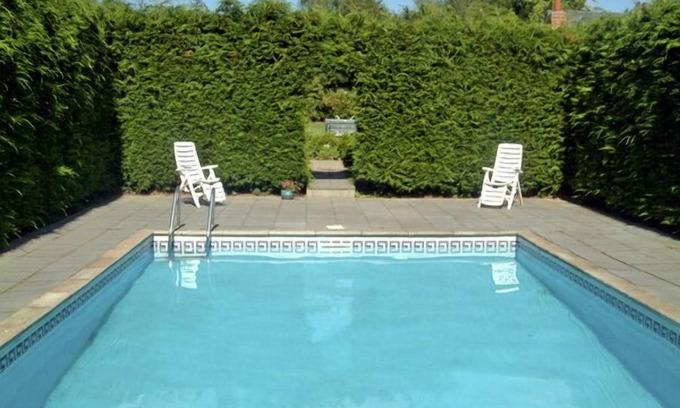 Hendrerwydd Cottage | GLAN CLWYD ISA - CAE CALED COTTAGE, pet friendly in Bodfari