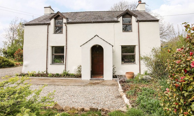 Llanrug House | GLAN GWNA BACH, family friendly, with open fire in Caernarfon